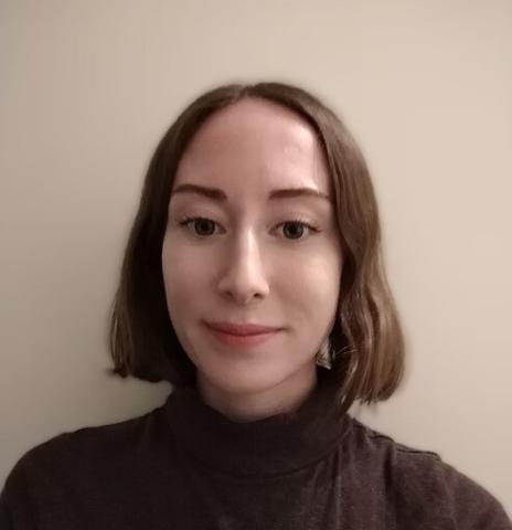 Photo of Niamh Evans, a brunette woman smiling at the camera